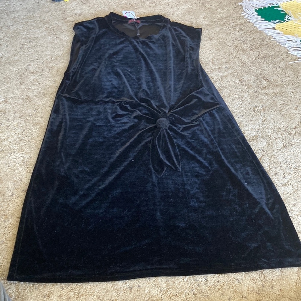 Black sleeveless dress